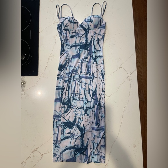 Elegant lavendar XXS Midi dress with Blue and White Abstract detail. Never worn. - Picture 4 of 4